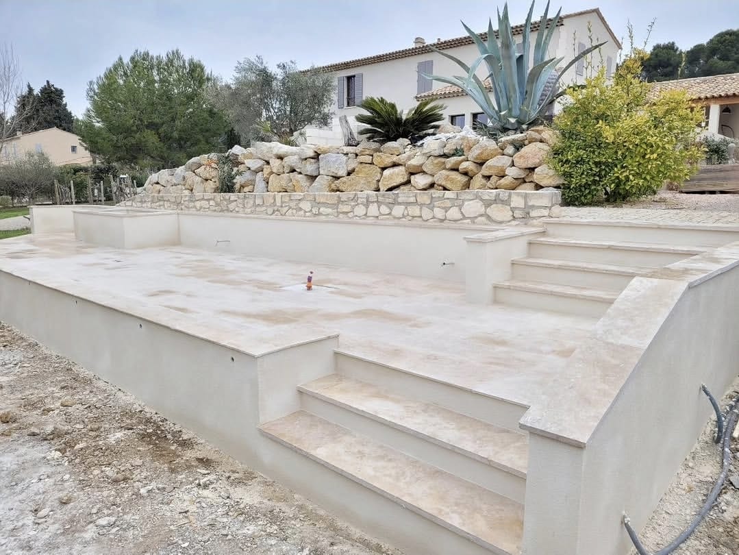 Construction de piscine — dallage travertin