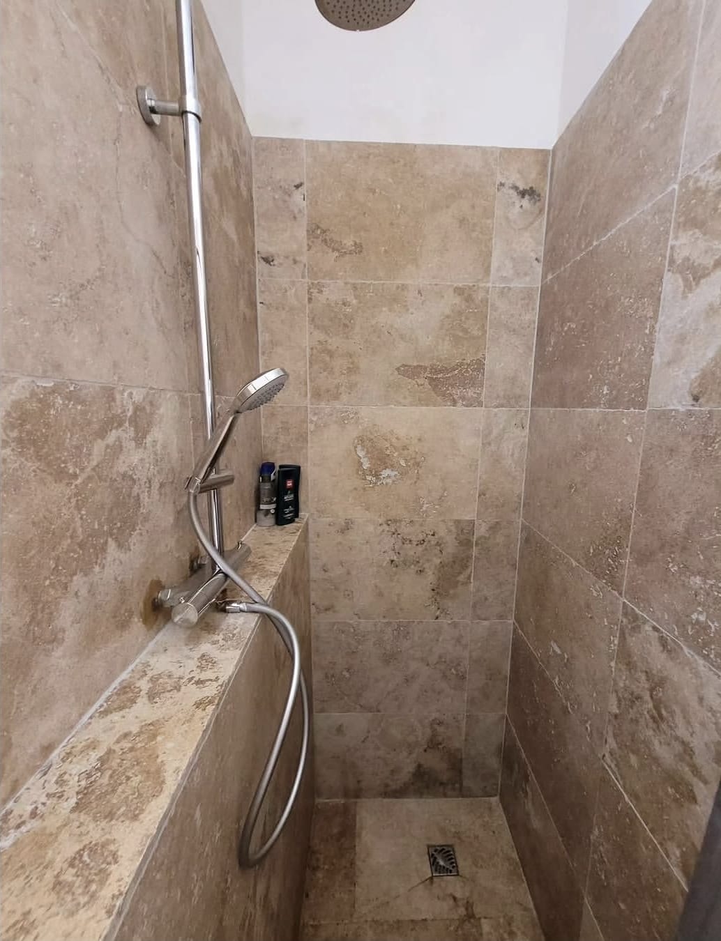 Douche travertin — atmosphère minérale