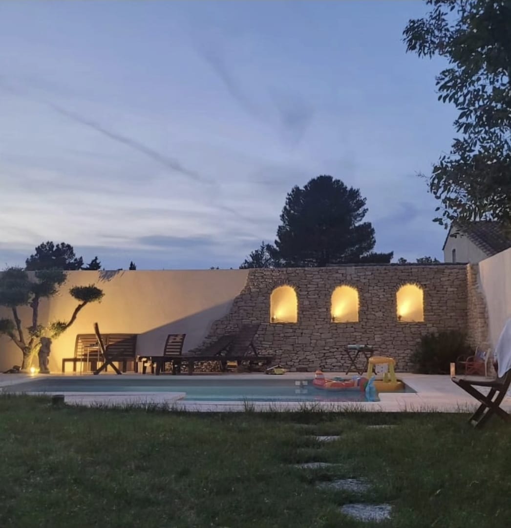 Piscine provençale — mur en pierre éclairé