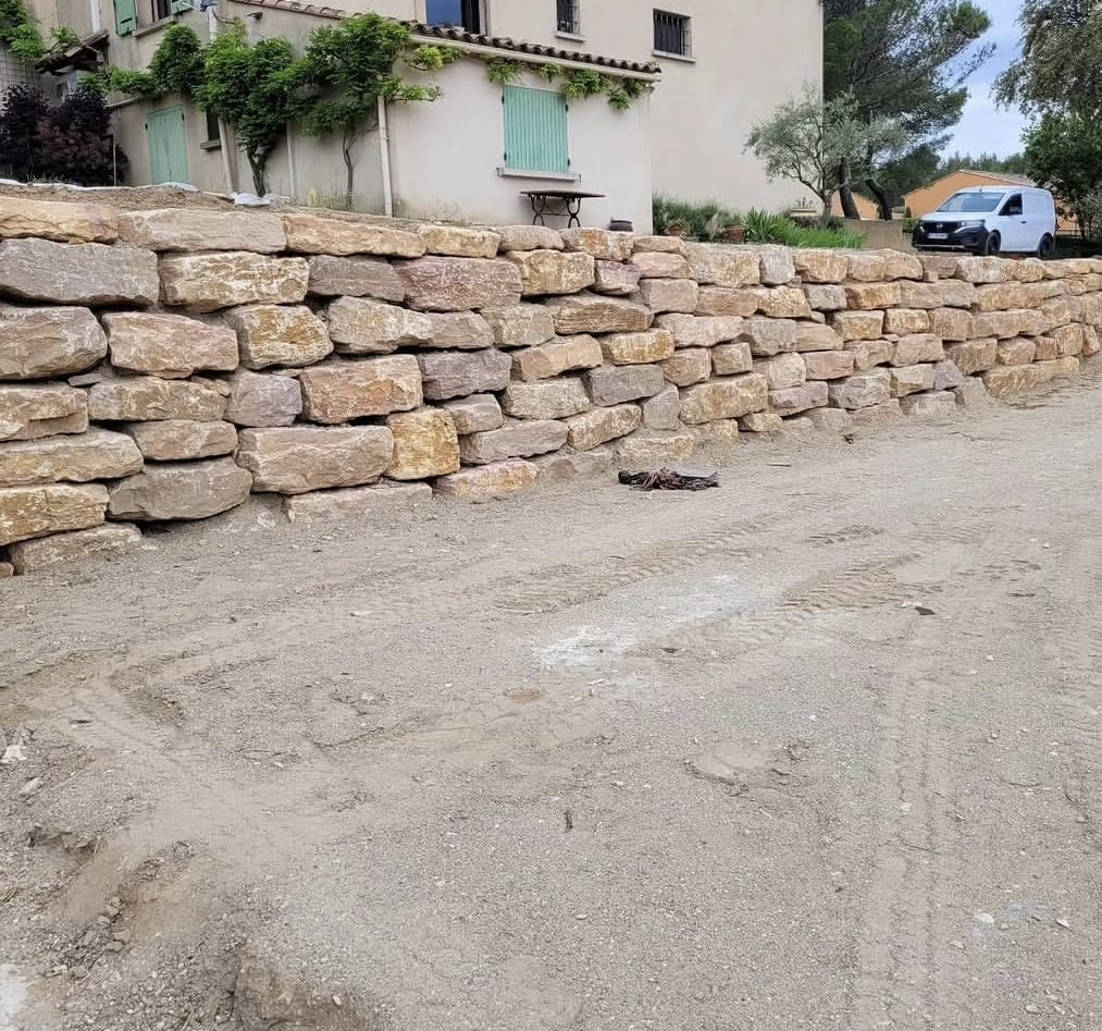 Mur de soutènement en pierre sèche