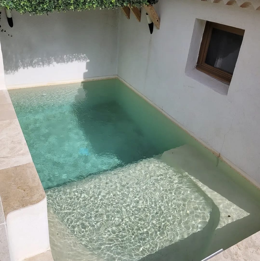 Piscine intimiste — enduit minéral