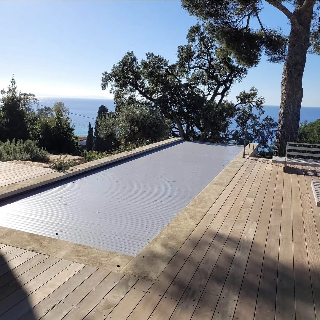 Piscine vue mer — volet roulant & deck bois