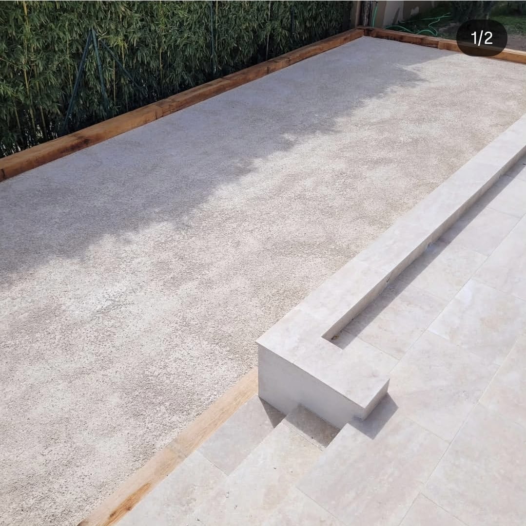 Terrain de pétanque & bordures travertin