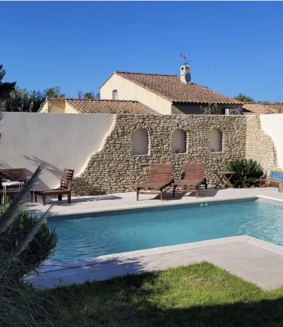 Piscine provençale — mur pierre à niches