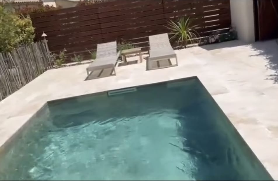 Piscine contemporaine — margelles travertin