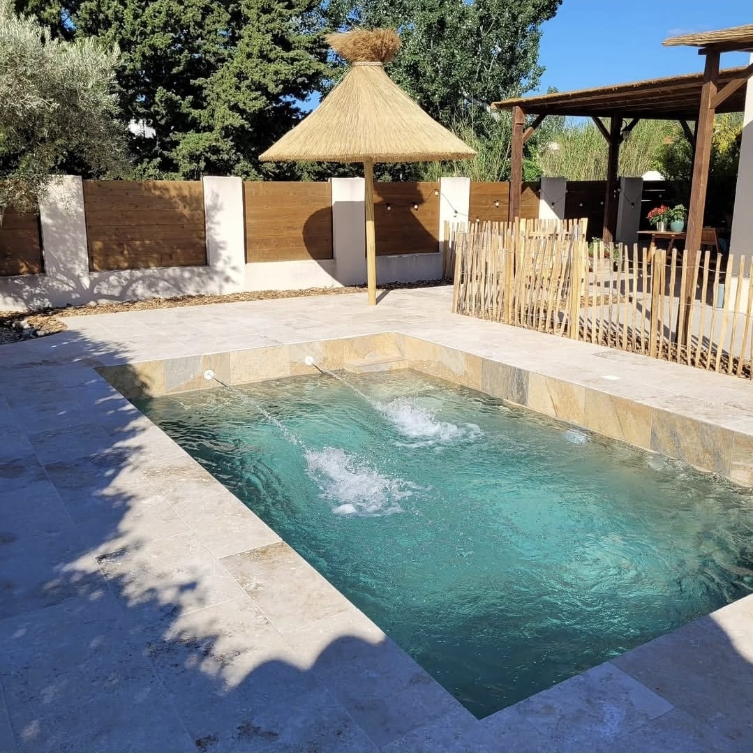 Piscine travertin & espace détente