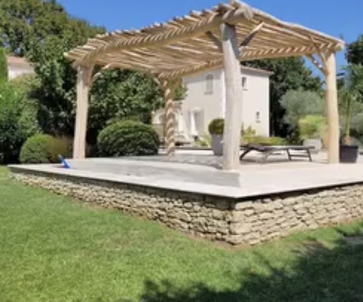 Pergola bois & terrasse pierre sèche