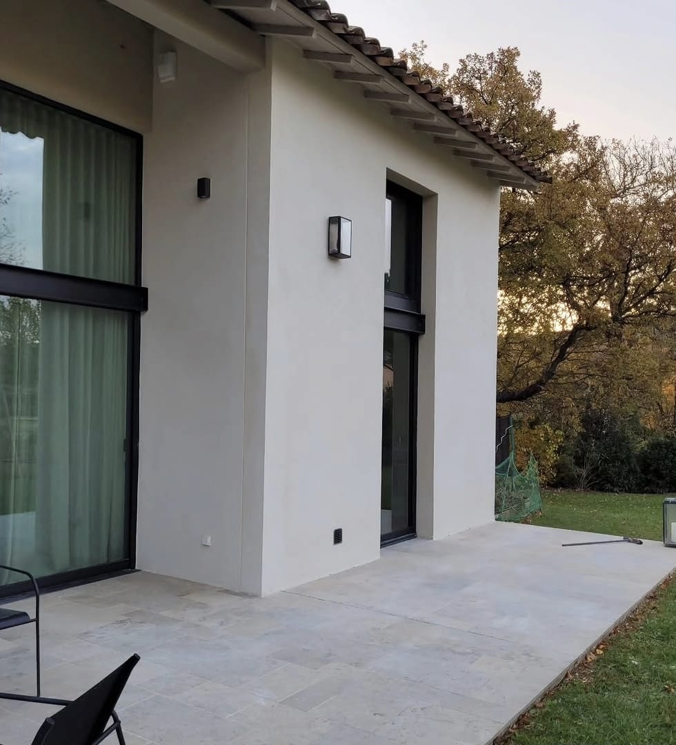Terrasse travertin — villa contemporaine