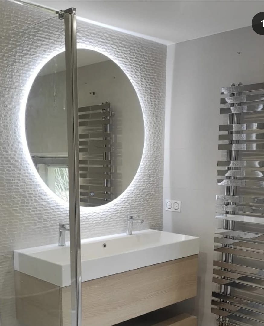 Salle de bain — mur relief & miroir rétroéclairé