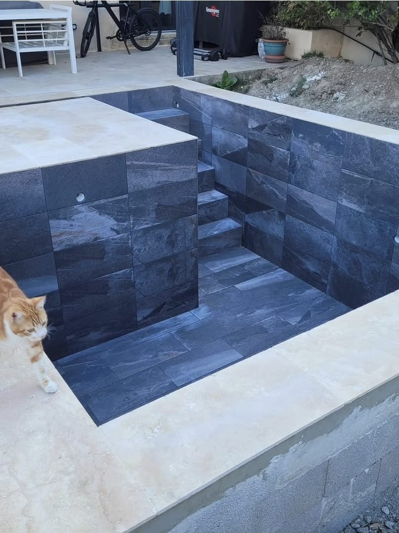 Piscine sur mesure — carrelage anthracite